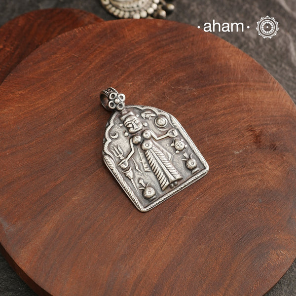 Discover the charm of traditional craftsmanship with our Handmade Karni Mata in 92.5 Sterling Silver Pendant.
Expertly crafted using the thapi (stamp die) technique, this pendant reflects the age-old artistry of India’s tribal communities. Known by various names like Kavach, Mandaliya, Patri, and Kathla, amulet pendants have long been cherished as symbols of passive worship—a way to keep your deity, Kuldevta, or Kuldevi close to your heart. 