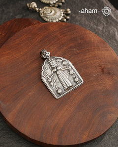 Discover the charm of traditional craftsmanship with our Handmade Karni Mata in 92.5 Sterling Silver Pendant.
Expertly crafted using the thapi (stamp die) technique, this pendant reflects the age-old artistry of India’s tribal communities. Known by various names like Kavach, Mandaliya, Patri, and Kathla, amulet pendants have long been cherished as symbols of passive worship—a way to keep your deity, Kuldevta, or Kuldevi close to your heart. 