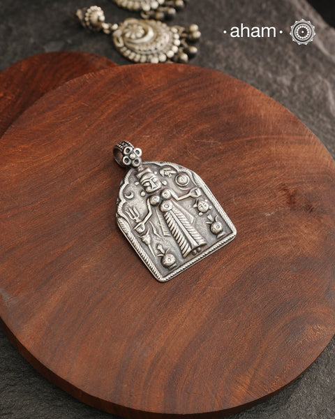 Discover the charm of traditional craftsmanship with our Handmade Karni Mata in 92.5 Sterling Silver Pendant.
Expertly crafted using the thapi (stamp die) technique, this pendant reflects the age-old artistry of India’s tribal communities. Known by various names like Kavach, Mandaliya, Patri, and Kathla, amulet pendants have long been cherished as symbols of passive worship—a way to keep your deity, Kuldevta, or Kuldevi close to your heart. 