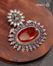 Peacock Silver pendant with a large carnelian stone center and kemp work on the sides.
A big bold pendant to make a statement. Wear it with a long chain or thread.&nbsp;
(Does not include chain)