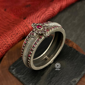 Expertly handcrafted, the Kemp Silver Kada is a stunning addition to your accessory collection. Made with 92.5 silver and adorned with kemp stone highlights, this kada exudes elegance and sophistication. Elevate your style with this unique piece that is bound to catch everyone's eye.