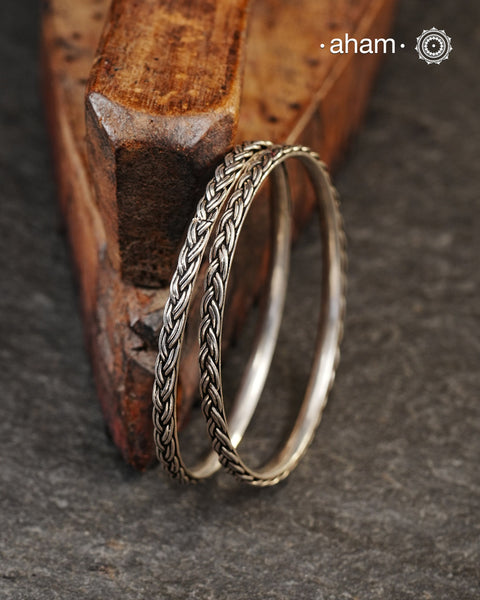 Everyday wear silver bangles crafted in 92.5 silver. Works great when stacked with other bangles or even just by itself.