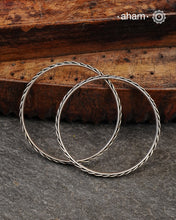 Everyday wear silver bangles crafted in 92.5 silver. Works great when stacked with other bangles or even just by itself.