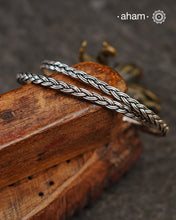 Everyday wear silver bangles crafted in 92.5 silver. Works great when stacked with other bangles or even just by itself.