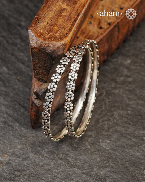 Handcrafted 92.5 Silver Bangles&nbsp;
Perfect for everyday wear.