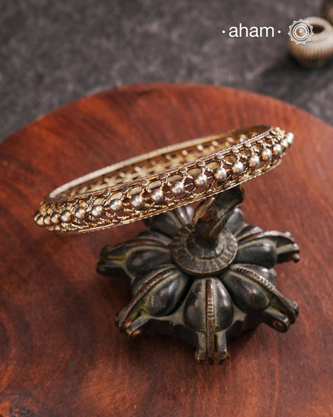 The Mewad Silver Kada features exquisite, intricate workmanship that reflects traditional artistry. Designed for everyday wear, this elegant piece offers both comfort and a timeless cultural appeal, making it a refined addition to any jewellery collection.