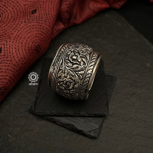 Handcrafted 92.5 sterling silver kada with Chitai carving work from Rajasthan.  Statement pieces which are a must have in every jewellery lovers collection.  The price is for one piece kada only. 