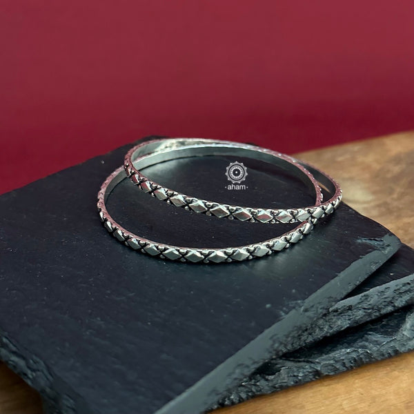 Everyday wear silver bangles crafted in 92.5 silver. Works great when stacked with other bangles or even just by itself. 