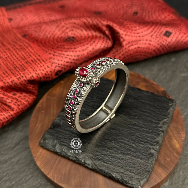 Mewad silver kada crafted in 92.5 silver with kemp stone highlights.&
Works great when stacked with other kada or even just by itself.