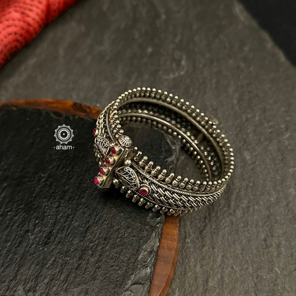 Crafted with expert precision and superior quality, the Mewad Silver Kada is a statement piece that exudes elegance. Made from 92.5 silver, it features intricate kemp highlights, a stunning weave pattern, and delicate tar work. This openable kada is the perfect addition to your jewelry collection.