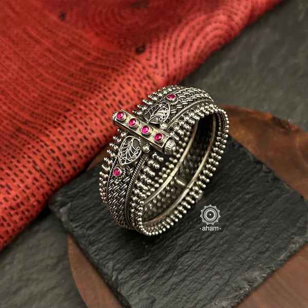 Crafted with expert precision and superior quality, the Mewad Silver Kada is a statement piece that exudes elegance. Made from 92.5 silver, it features intricate kemp highlights, a stunning weave pattern, and delicate tar work. This openable kada is the perfect addition to your jewelry collection.