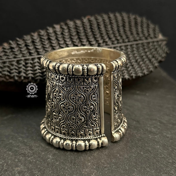 The Mewad Silver Handcuff (Open Cuff) features classic Chitai work from Rajasthan, meticulously crafted in 92.5% sterling silver. The cuff is adorned entirely with Chitai work, known for its intricate and detailed engraving, merging traditional artistry with contemporary style.