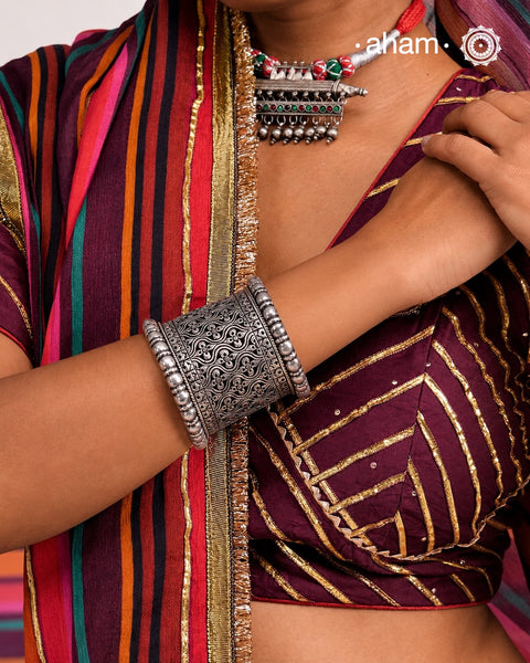 The Mewad Silver Handcuff (Open Cuff) features classic Chitai work from Rajasthan, meticulously crafted in 92.5% sterling silver. The cuff is adorned entirely with Chitai work, known for its intricate and detailed engraving, merging traditional artistry with contemporary style.