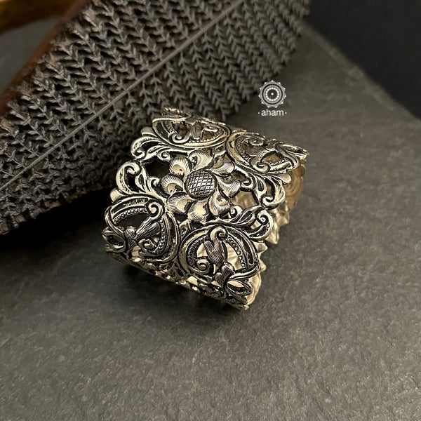 92.5 sterling silver handcrafted kada with Chitai carving work from Rajasthan.
Statement pieces which are a must have in every jewellery lovers collection .   