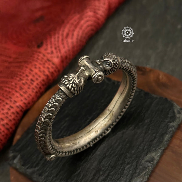 Elevate your style with the Mewad Lion Silver Kada. Crafted from 92.5 silver, this openable kada features two intricately designed lions heads. Experience the elegance and strength of this beautiful piece, perfect for any occasion.