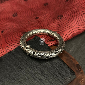 92.5 sterling silver handcrafted kada with Chitai carving work from Rajasthan.
Classic pieces which are a must have in every jewellery lovers collection.