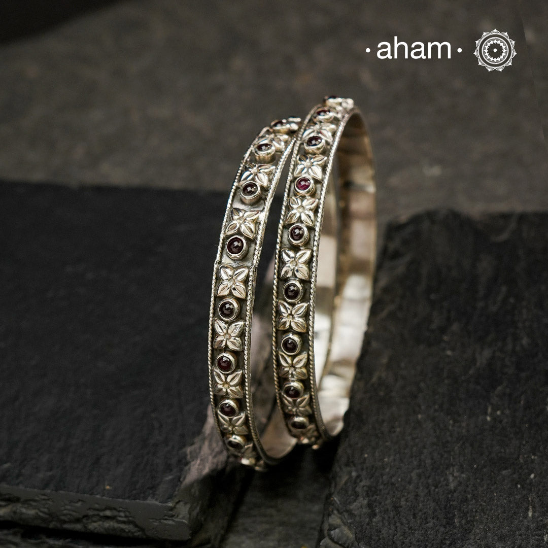 Textured Everyday wear silver bangles crafted in 92.5 silver. Works great when stacked with other bangles or even just by itself.