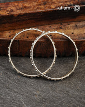 Kemp Flower silver bangles crafted in 92.5 silver. Works great when stacked with other bangles or even just by itself.