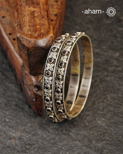 Kemp Flower silver bangles crafted in 92.5 silver. Works great when stacked with other bangles or even just by itself.