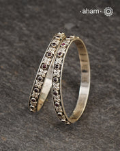 Kemp Flower silver bangles crafted in 92.5 silver. Works great when stacked with other bangles or even just by itself.