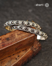 Kemp Flower silver bangles crafted in 92.5 silver. Works great when stacked with other bangles or even just by itself.