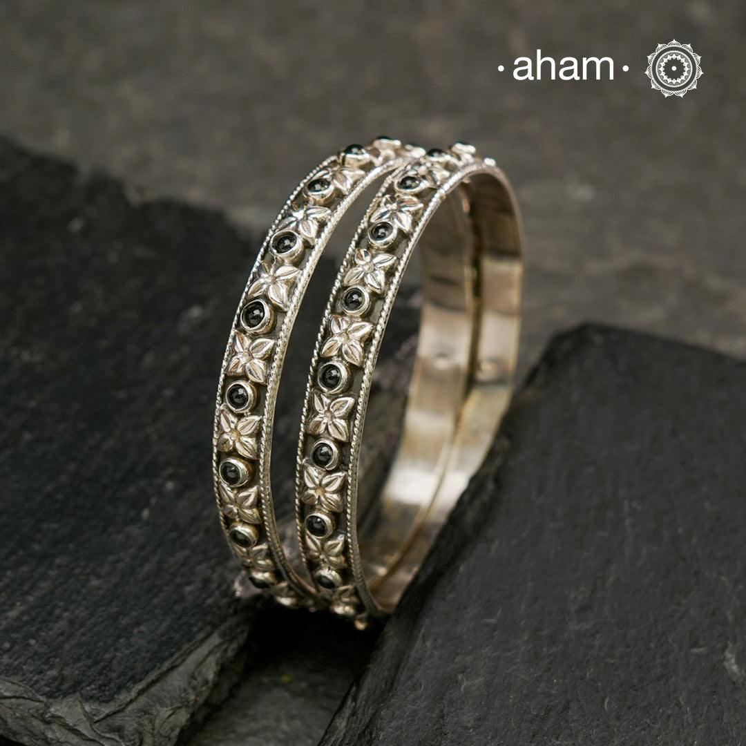 Textured Everyday wear silver bangles crafted in 92.5 silver. Works great when stacked with other bangles or even just by itself.