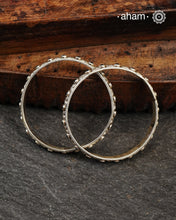 Green Flower Everyday wear silver bangles crafted in 92.5 silver. Works great when stacked with other bangles or even just by itself.