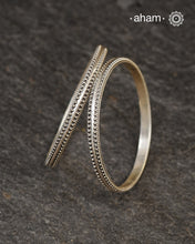 Everyday wear silver bangles crafted in 92.5 silver. Works great when stacked with other bangles or even just by itself.