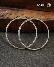 Everyday wear silver bangles crafted in 92.5 silver. Works great when stacked with other bangles or even just by itself.
