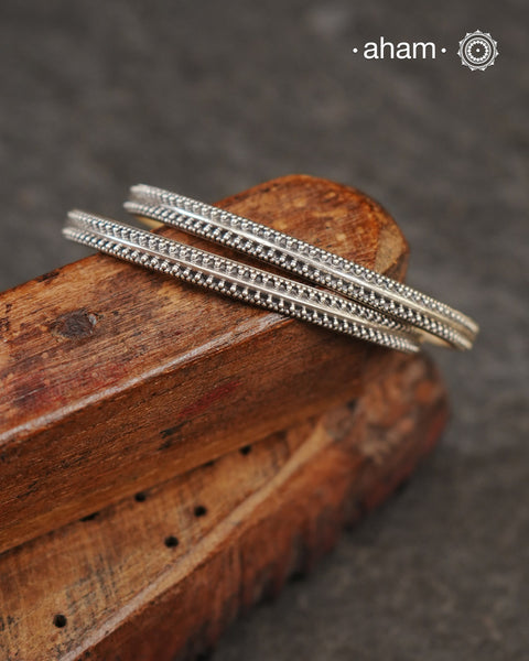 Everyday wear silver bangles crafted in 92.5 silver. Works great when stacked with other bangles or even just by itself.