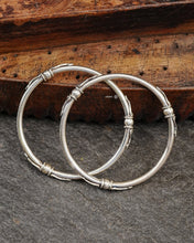 Everyday wear silver bangles crafted in 92.5 silver. Works great when stacked with other bangles or even just by itself.