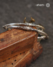 Everyday wear silver bangles crafted in 92.5 silver. Works great when stacked with other bangles or even just by itself.
