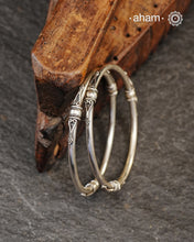 Everyday wear silver bangles crafted in 92.5 silver. Works great when stacked with other bangles or even just by itself.