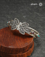 Handcrafted 92.5 silver kada with beautiful tar work and Turquoise &amp; Kemp stones embellishments. The price is for one piece kada only.&nbsp;