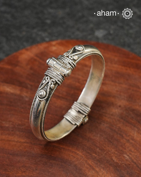 Handcrafted 92.5 silver kada in a classic pattern great for everyday use. The price is for one piece kada only.