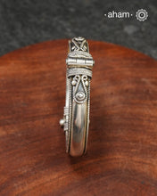 Handcrafted 92.5 silver kada in a classic pattern great for everyday use. 
The price is for one piece kada only.