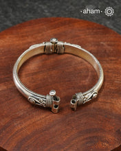 Handcrafted 92.5 silver kada in a classic pattern great for everyday use. 
The price is for one piece kada only.