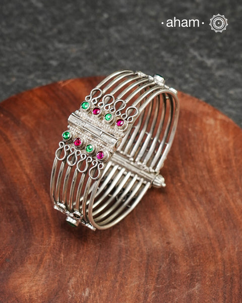 Versatile kada crafted in 92.5 silver with kemp stone highlights. Sleek and smart addition to your collection.