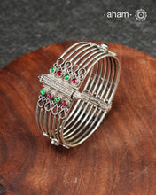 Versatile kada crafted in 92.5 silver with kemp stone highlights. Sleek and smart addition to your collection.