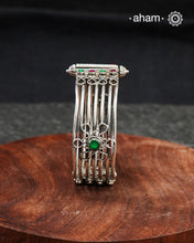 Versatile kada crafted in 92.5 silver with kemp stone highlights. Sleek and smart addition to your collection.