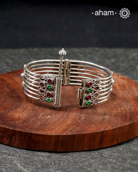 Versatile kada crafted in 92.5 silver with kemp stone highlights. Sleek and smart addition to your collection.