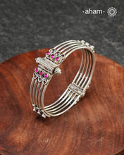 Versatile kada crafted in 92.5 silver with kemp stone highlights.&nbsp;
Sleek and smart.