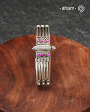 Versatile kada crafted in 92.5 silver with kemp stone highlights.&nbsp;
Sleek and smart.