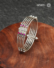 Versatile kada crafted in 92.5 silver with kemp stone highlights.&nbsp;
Sleek and smart.&nbsp;