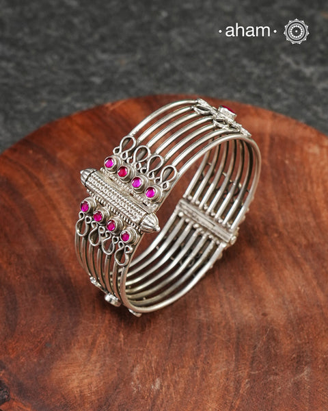 Handcrafted Mewad 92.5 sterling silver kada with intricate motifs.
Classic statement pieces which are a must have in every jewellery lovers collection.&nbsp;