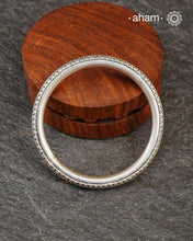 Everyday wear silver bangles crafted in 92.5 silver.
Works great when stacked with other bangles or even just by itself.