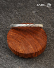 Everyday wear silver bangles crafted in 92.5 silver.
Works great when stacked with other bangles or even just by itself.