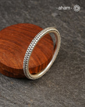 Everyday wear silver bangles crafted in 92.5 silver.
Works great when stacked with other bangles or even just by itself.