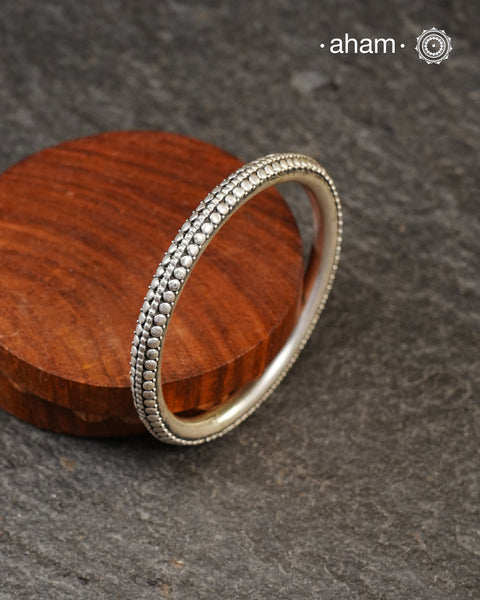 Everyday wear silver bangles crafted in 92.5 silver.
Works great when stacked with other bangles or even just by itself.