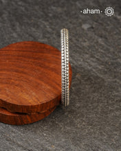 Everyday wear silver bangles crafted in 92.5 silver.
Works great when stacked with other bangles or even just by itself.